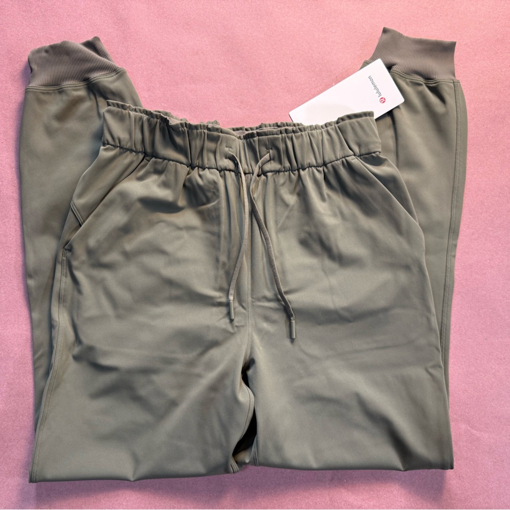 Lululemon Stretch High-Rise Jogger *Full Length
Carob Brown green size 6 NWT